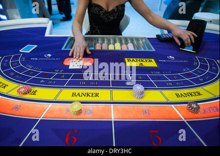 London, Regno Unito - 4 February 2014: un croupier gioca a carte il ghiaccio totalmente Gaming 2014 mostrano, il più grande evento nel settore dei giochi. Credito: Piero Cruciatti/Alamy Live News Foto Stock