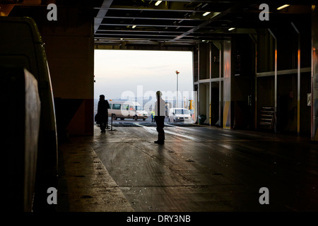 I membri dell'equipaggio di veicoli imbarco sul mare irlandese ferry Birkenhead Merseyside Regno Unito Foto Stock