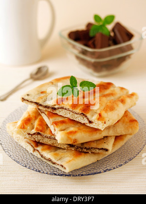 "Coca" con il cioccolato. Piatti tipici della Catalogna, Spagna. Ricetta disponibile. Foto Stock