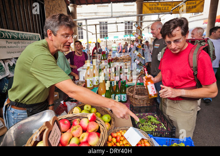 Raccolte a mano scoperta mele per vendita a Stroud Mercato degli Agricoltori, GLOUCESTERSHIRE REGNO UNITO Foto Stock