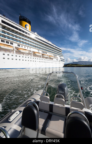 Grande nave da crociera con piccola barca a Reykjavik, Porto, Islanda. Foto Stock