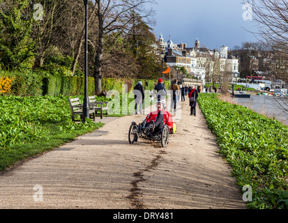 Ciclista sul ciclo orizzontale ciclismo su strada alzaia accanto al fiume Tamigi, Richmond Upon Thames, Surrey, Regno Unito Foto Stock