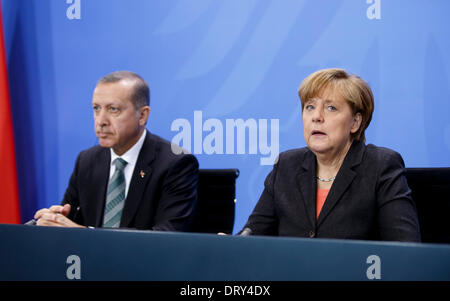 Berlino, Germania. Febbraio04th, 2014. Il cancelliere tedesco Angela Merkel accoglie con favore il primo ministro turco Recep Tayyip Erdogan per lo scambio di opinioni presso la Cancelleria federale. Il focus della conversazione comune è la relazioni bilaterali e questioni di attualità internazionale, come la Siria. Dopo la riunione, essi danno una conferenza stampa congiunta presso la cancelleria di Berlino. / Immagine: Türkischer Ministerpräsident Recep Erdogan e Angela Merkel (CDU), il Cancelliere tedesco. Credito: Reynaldo Chaib Paganelli/Alamy Live News Foto Stock