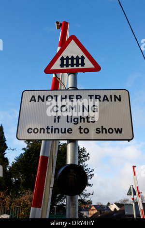 Piccolo locale pedonale passaggio a livello segni premonitori dunmurry Belfast Regno Unito Foto Stock