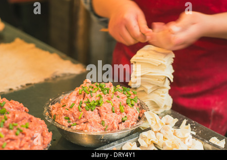 Realizzazione di fagottini, una sorta di gnocchi Cinesi. Foto Stock