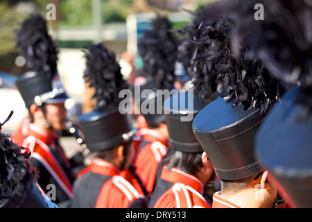 Marching Band che ripete prima del nuovo anno cinese Parade di Chinatown, Los Angeles, 2014. Foto Stock