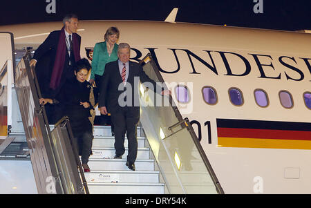 New Delhi, India. 04 feb 2014. Il Presidente tedesco Joachim Gauck (R) e il suo partner Daniela Schadt (R) sono accolti dal capo del protocollo Ruchira Kamboj (L) presso l'Aeroporto Indira Gandhi a Nuova Delhi, India, 04 febbraio 2014. Gauck si recò in India per un funzionario di sei giorni di visita. Foto: Wolfgang Kumm/dpa/Alamy Live News Foto Stock