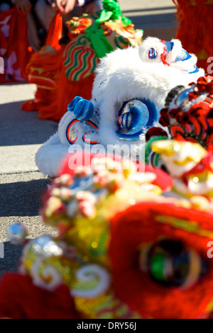 Cinese tradizionale costume Drago pronto per entrare in azione nel Los Angeles Chinatown Parade. Foto Stock