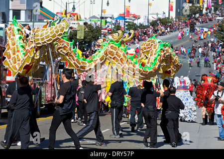 Dragon ballerini eseguono in Los Angeles Chinatown, Cinese sfilata di Capodanno 2014. Foto Stock