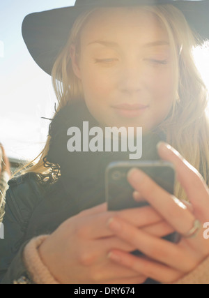 Giovane donna utilizza lo smartphone Foto Stock