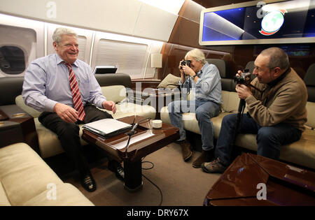 New Delhi, India. 04 feb 2014. Il Presidente tedesco Joachim Gauck (L) è fotografato in una sala conferenze del governo aereo sul volo a New Delhi, India, 04 febbraio 2014. Gauck si recò in India per un funzionario di sei giorni di visita. Foto: Wolfgang Kumm/dpa/Alamy Live News Foto Stock