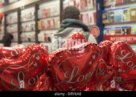 Il torneo di Wimbledon di Londra, Regno Unito. 4° febbraio 2014. Un negozio visualizza gonfiabili palloncini di cuore per il giorno di San Valentino il 14 febbraio Credito: amer ghazzal/Alamy Live News Foto Stock