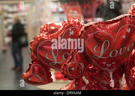 Il torneo di Wimbledon di Londra, Regno Unito. 4° febbraio 2014. Un negozio visualizza gonfiabili palloncini di cuore per il giorno di San Valentino il 14 febbraio Credito: amer ghazzal/Alamy Live News Foto Stock