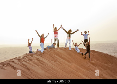 Le ragazze a giocare sulla sommità delle dune del deserto Foto Stock