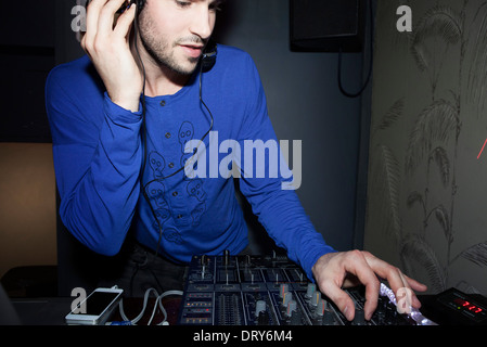 DJ con mixer audio Foto Stock