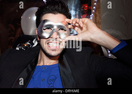 Uomo che indossa la maschera di partito, ritratto Foto Stock