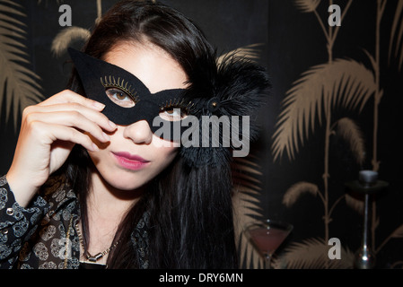 Donna che indossa la maschera di partito, ritratto Foto Stock