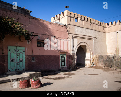 MARRAKECH, MAROCCO - 24 GENNAIO 2014: Porta nelle mura della città che circondano la Medina, Marrakech (Marrakech) Foto Stock