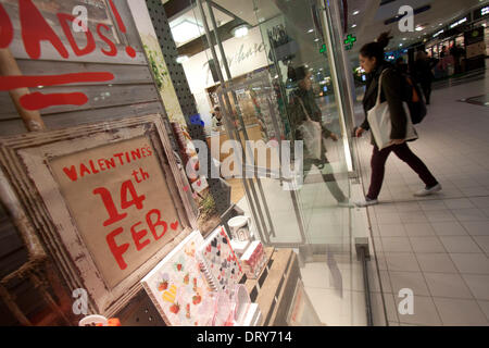 Il torneo di Wimbledon di Londra, Regno Unito. 4° febbraio 2014. Un negozio pubblicizza per il giorno di San Valentino nel febbraio 14 Febbraio nella finestra di credito: amer ghazzal/Alamy Live News Foto Stock