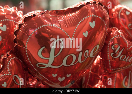 Il torneo di Wimbledon di Londra, Regno Unito. 4° febbraio 2014. Un negozio visualizza gonfiabili palloncini di amore per il giorno di San Valentino il 14 febbraio Credito: amer ghazzal/Alamy Live News Foto Stock