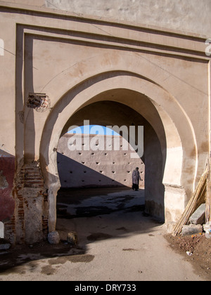 MARRAKECH, MAROCCO - 24 GENNAIO 2014: Porta nelle mura della città che circondano la Medina, Marrakech (Marrakech) Foto Stock