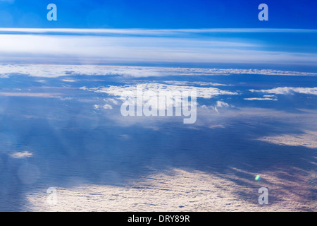 Incredibile cielo nuvoloso vista dalla finestra di aeroplano Foto Stock