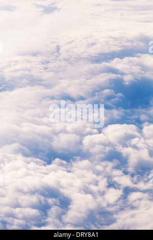 Incredibile cielo nuvoloso vista dalla finestra di aeroplano Foto Stock
