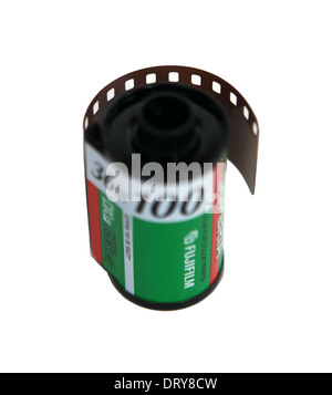Rotolo di pellicola della fotocamera da Fuji su sfondo bianco Foto Stock