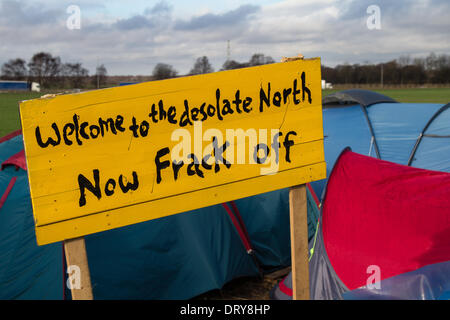 Manchester, Barton Moss, UK. 4 febbraio 2014. "Benvenuti alla desolazione del Nord. Ora Frack Off' e proteste a IGAS sito di perforazione, Greater Manchester operazione di polizia a Barton Moss sito di perforazione come Cuadrilla, come una delle aziende di energia sperando di sfruttare il Regno Unito shale gas resources, annuncia due nuovi siti di esplorazione in Lancashire. ... Per trapano e frack a due siti a Roseacre Legno e poco Plumpton. Foto Stock