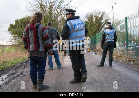 Manchester, Barton Moss, UK. 4 febbraio 2014. Proteste a IGAS sito di perforazione, Greater Manchester operazione di polizia a Barton Moss sito di perforazione come Cuadrilla, come una delle aziende di energia sperando di sfruttare il Regno Unito shale gas resources, annuncia due nuovi siti di esplorazione in Lancashire. ... Per trapano e frack a due siti a Roseacre Legno e poco Plumpton. Foto Stock