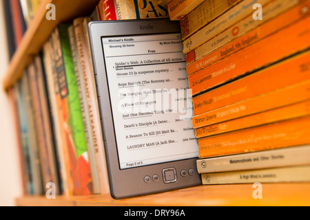 Un Amazon Kindle in una libreria. Foto Stock