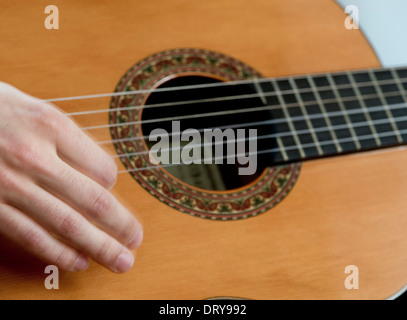 Musicista suonare la chitarra acustica, close-up Foto Stock