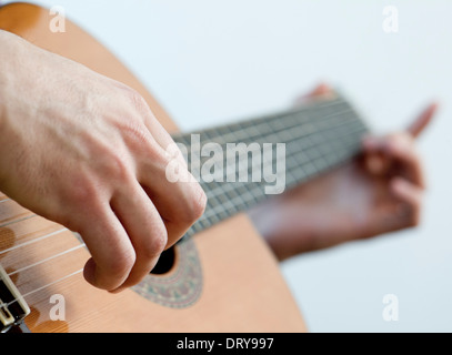 Musicista suonare la chitarra acustica, close-up Foto Stock