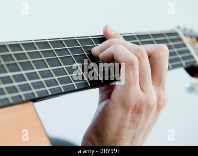 Musicista suonare la chitarra acustica, close-up Foto Stock