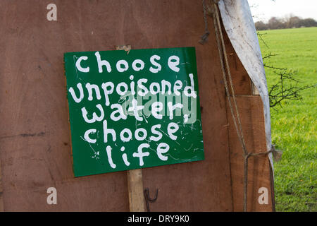 Manchester, Barton Moss, UK. 4 febbraio 2014. "Scegliere unpoisoned acqua, scegli la vita' e proteste a IGAS sito di perforazione, Greater Manchester operazione di polizia a Barton Moss sito di perforazione come Cuadrilla, come una delle aziende di energia sperando di sfruttare il Regno Unito shale gas resources, annuncia due nuovi siti di esplorazione in Lancashire. ... Per trapano e frack a due siti a Roseacre Legno e poco Plumpton. Credito: Mar fotografico/Alamy Live News. Foto Stock
