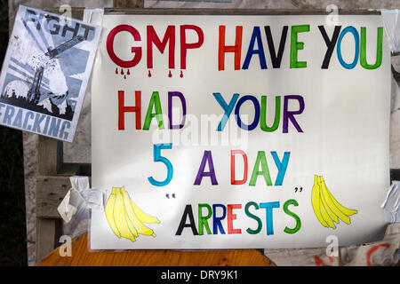 Manchester, Barton Moss, UK. 4 febbraio 2014. "GMP hai avuto il tuo 5 Un giorno arresti" e proteste a IGAS sito di perforazione, Greater Manchester operazione di polizia a Barton Moss sito di perforazione come Cuadrilla, come una delle aziende di energia sperando di sfruttare il Regno Unito shale gas resources, annuncia due nuovi siti di esplorazione in Lancashire. ... Per trapano e frack a due siti a Roseacre Legno e poco Plumpton. Credito: Mar fotografico/Alamy Live News. Foto Stock