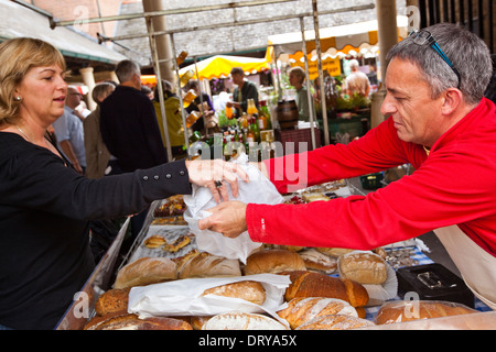 Panetteria e Pasticceria a Stroud Mercato degli Agricoltori, GLOUCESTERSHIRE REGNO UNITO Foto Stock