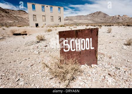 Rovine della scuola di riolite città fantasma, Nevada, STATI UNITI D'AMERICA Foto Stock