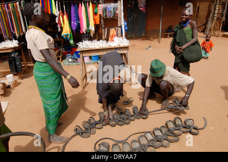 Uganda Karamoja Kotido, popolo Karimojong, pastorale tribù, negozio di scarpe con sandali realizzati da auto pneumatici in gomma Foto Stock