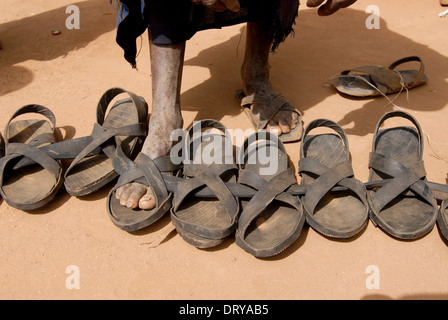 Uganda Karamoja Kotido, popolo Karimojong, pastorale tribù, negozio di scarpe con sandali realizzati da pneumatici per auto Foto Stock