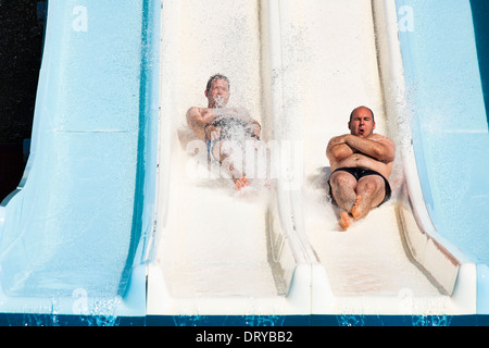 Le persone aventi fun, scorrevole al water park. Foto Stock
