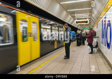 Una velocità sfocato Tyne and Wear Metro treno entrando Monument Station Newcastle North East England Regno Unito Foto Stock