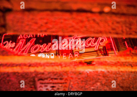 Agatha Cristie Il Mousetrap segno riflesso in una pozza sul bagnato una notte d'inverno,Londra,Inghilterra Foto Stock