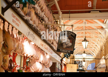 I TACCHINI DI NATALE DI riagganciare al di fuori di un vecchio negozio di macellaio. Foto Stock