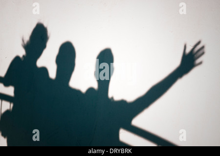 Foto Creative di tre persone ombre sul muro bianco gesti Foto Stock