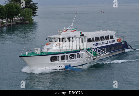 Uno degli aliscafi fast Ferries ottiene in corso a Salo, sul Lago di Garda. Foto Stock
