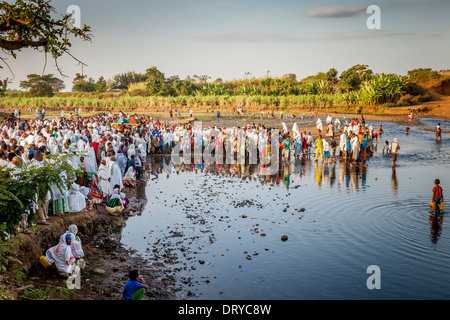 Cristiani etiopi raccogliere dal fiume per un servizio religioso durante Timkat (Epifania), Jinka, Valle dell'Omo, Etiopia Foto Stock