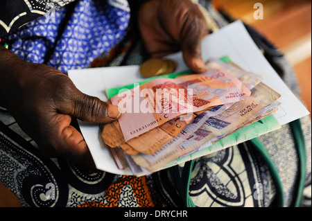 Il BURKINA FASO Kaya, diocesi banca offre il microcredito per le donne povere di piccola scala business start-ups per la generazione di reddito, donna con determinato prestito denaro, CFA banconote, empowerment Foto Stock