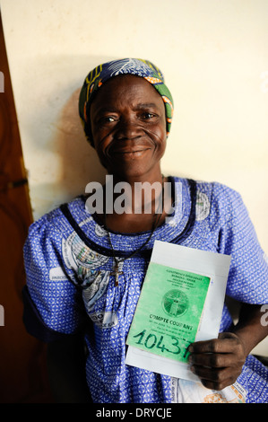 Il BURKINA FASO Kaya, diocesi banca offre il microcredito per le donne povere di piccola scala business start-ups per la generazione di reddito, empowerment, donna con salvataggio prenota Foto Stock