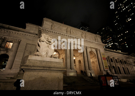 Una vista della Biblioteca Pubblica di New York di notte Foto Stock